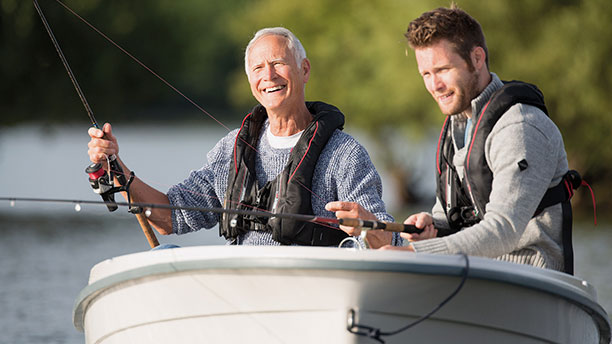 Deux hommes pêchant et souriant